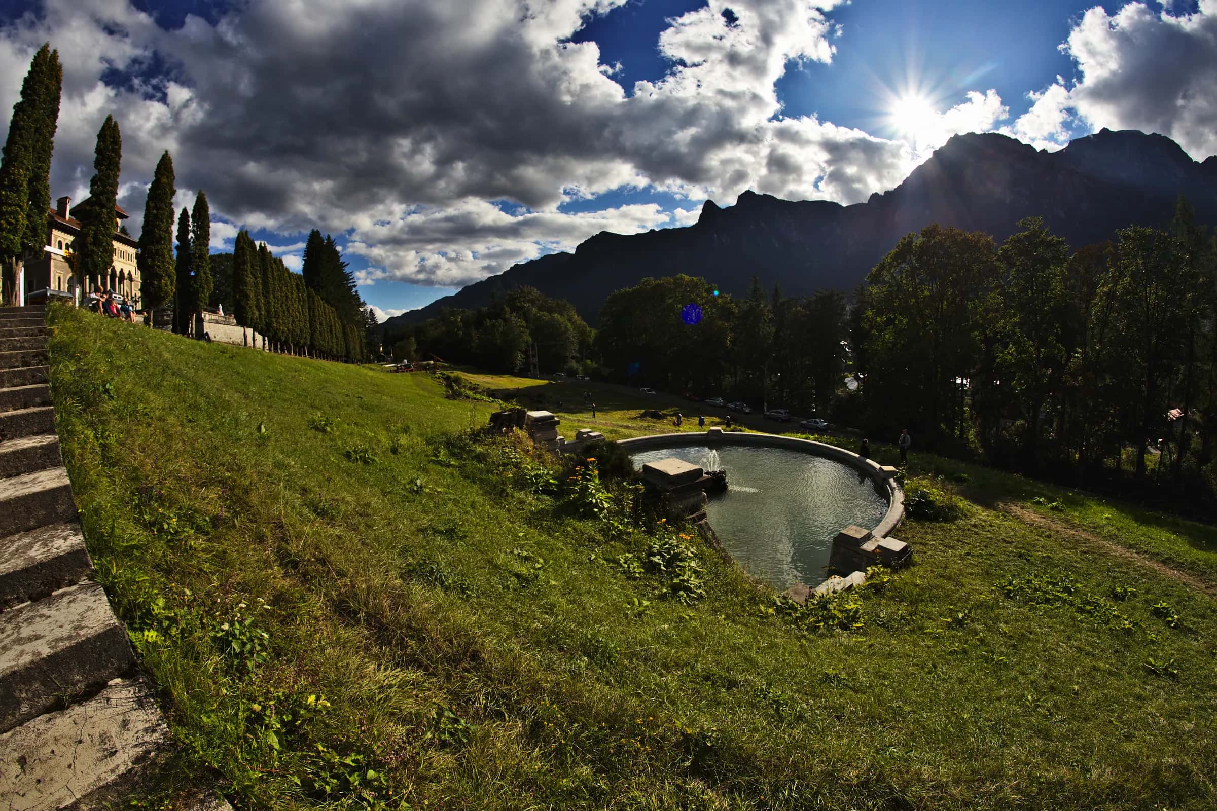 Il giardino del Castello Cantacuzino di fronte ai Monti Bucegi